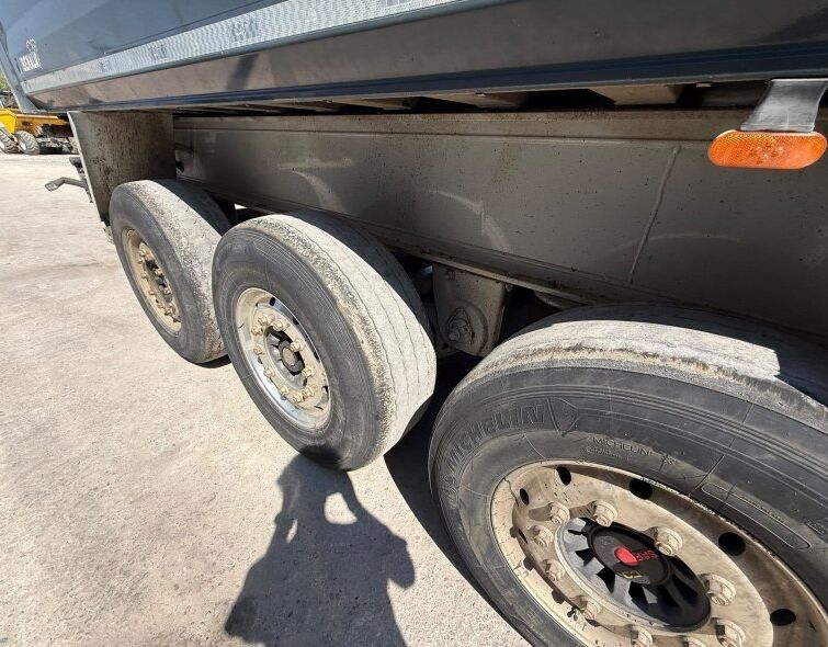- DAF TRACTOR UNIT AND BENALU SEMI-TRAILER SET